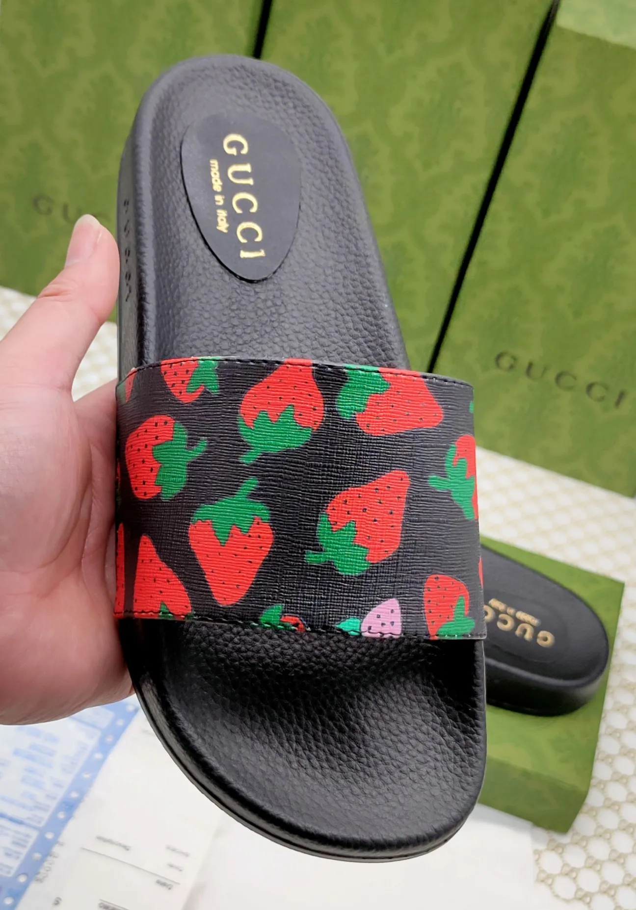👟👟Ex-factory price 220👟👟 Couple model 🎗Gucci "Gucci" slippers, a much-anticipated one, so beautiful that it will melt your hearts❤,! It is simply a masterpiece of extraordinary craftsmanship. It is a must-have for everyone. It is made by open molding. The foot feels Q-elastic and super soft. The upper foot is super delicate. Size number (35~47), exclusive model, with many layouts, there is always one you like🎉🎉